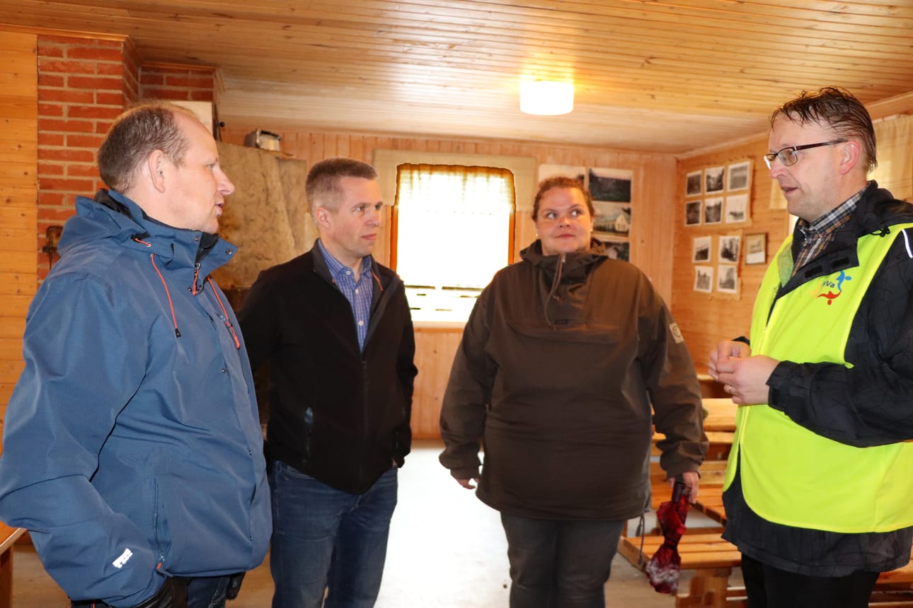 Pertti Severinkankaan Luohuan-kierros päättyi Tönkyräkankaan majalle. Seurassa Marko Ruotsalainen, Päivi Pietarila ja Juha Isomaa.