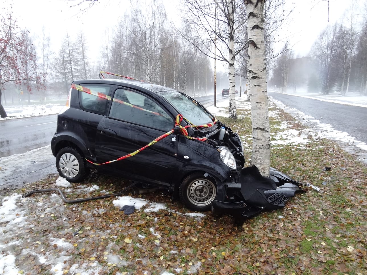 Lukija kuvasi romuttuneen mopoauton maanantaina.