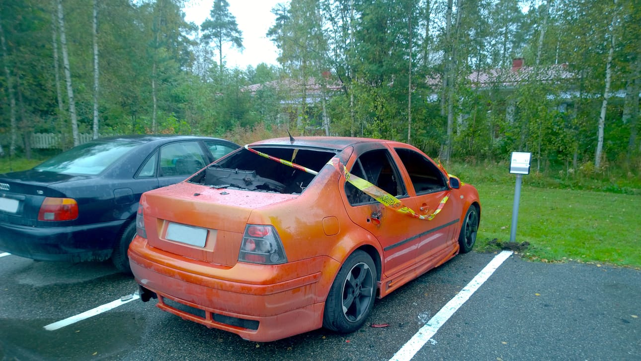 Autopalon syttymissyytä ei vielä tiedetä.