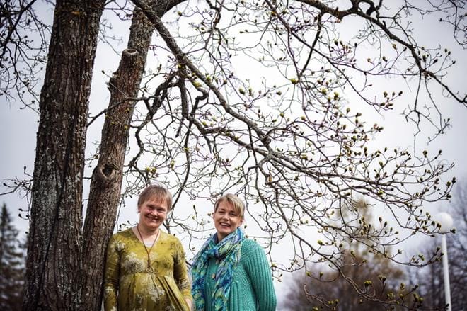 Tutkija Anja Yli-Viikari Luonnonvarakeskuksesta ja projektipäällikkö Martta Ylilauri Vaasan yliopiston Levón-instituutista toimittivat uusimpaan tutkimustietoon pohjautuvan laajan julkaisun luontolähtöisten palveluiden hyödyntämisestä ihmisen hyvinvoinnissa. KUVA: JARNO PELLINEN
