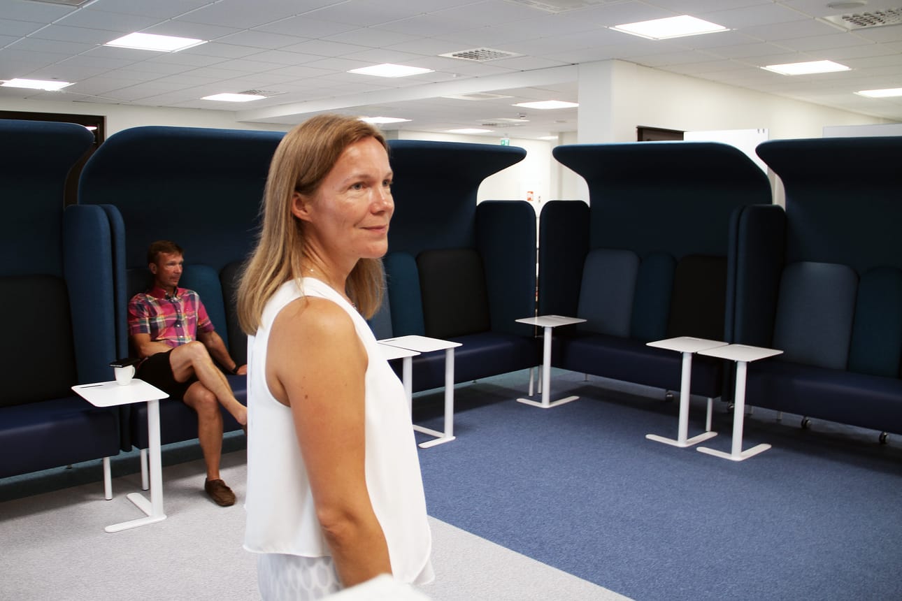 Päiväkodin johtaja Antti Peuralahti testaa korkeaselkäistä sohvaa, mikä toimii myös tilanjakana. Apulaisrehtori Marja Nikki on tyytyväinen uuden koulun sisustukseen.
