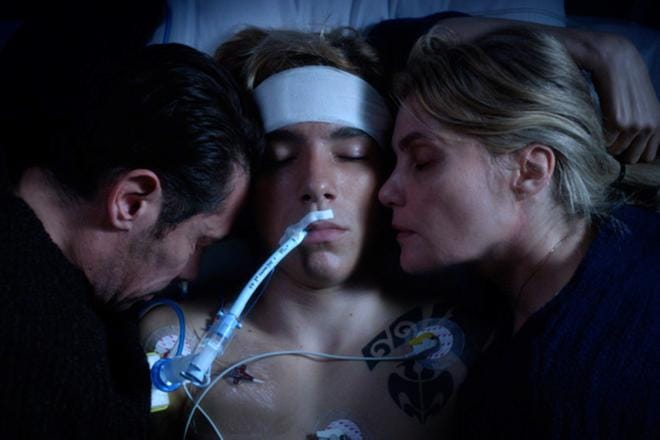 Simonin (Gabin Verdet, kesk.) vanhemmilla (Kool Shen ja Emmanuelle Seigner) on edessään vaikea päätös. KUVA: Les Films du Bélier