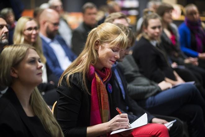 Anneli Lehto (vas.) halusi keskustella vaalimainonnasta ja ihmisten kohtaamisen merkityksestä kampanjoinnin aikana. KUVAT: JARNO PELLINEN
