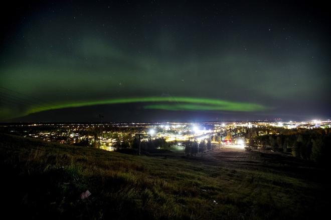 Revontulet Seinäjoen yllä. Ilmatieteen laitos ennusti viikonloppuna, että aurinkotuulella on sunnuntai-illasta lähtien hyvät mahdollisuudet puhaltaa maan ilmakehässä. Ennustus piti paikkansa: toissa yönä komeat revontulet leiskuivat etelästä pohjoiseen pilvettömällä taivaalla. Lisää revontulikuvia voit katsoa Ilkan verkkosivuilta. KUVA: JAAKKO ELENIUS