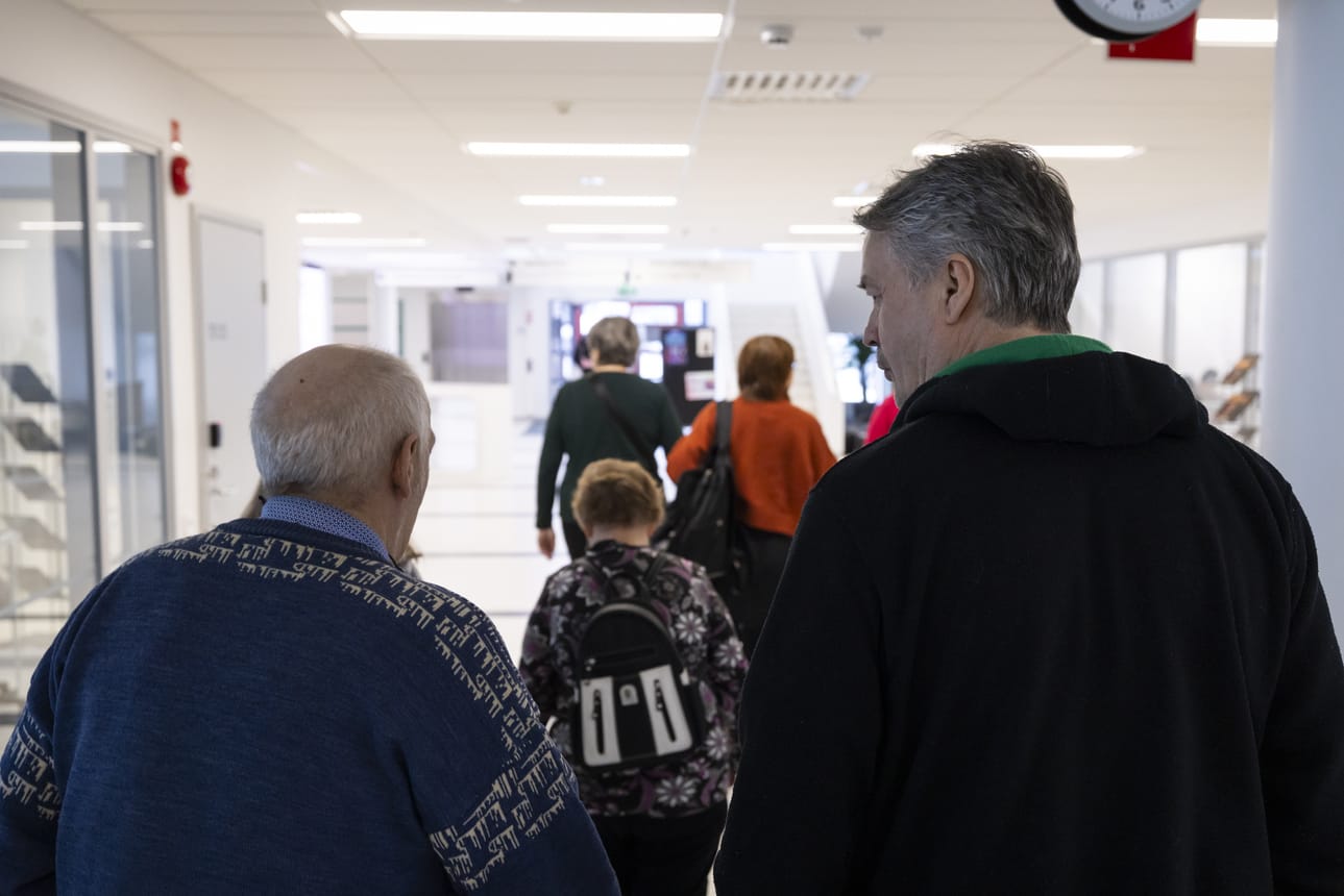 Kuvituskuva. Kuvan henkilöt kävelevät yliopiston kampuksella.