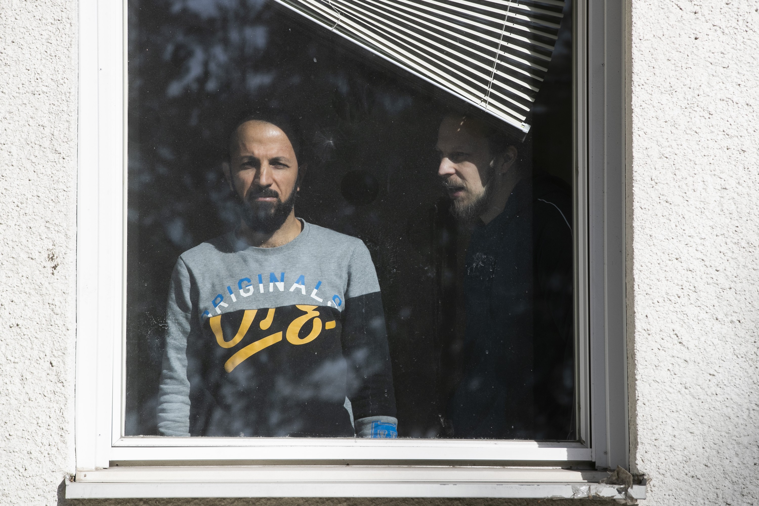 Vastaanottokeskuksen asukas Ali Guran Latif (vas.) ja johtaja Mikko Sivonen ovat totutelleet korona-arkeen ja uusiin järjestelyihin Tampereen vastaanottokeskuksessa.