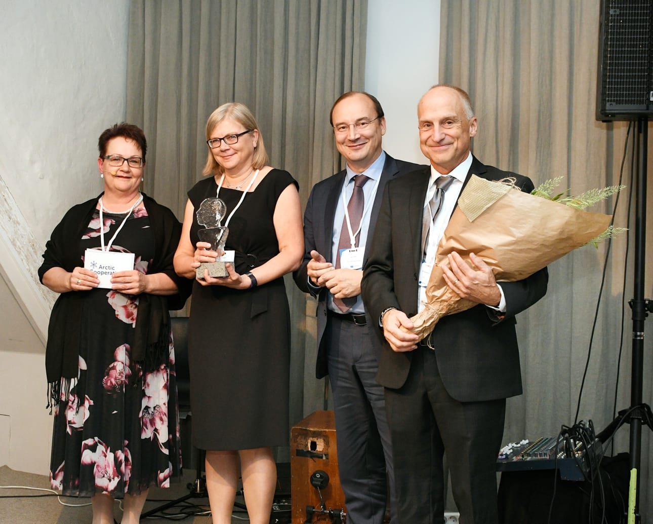 Jari Vilen jakoi Arctic Adwards -palkinnon Kööpenhaminassa. Sitä olivat noutamassa hankeen vetäjä Seija Tuulentie, ohjelmajohtaja Riikka Oittinen Lapin liitosta (vas) ja hankepartneri Per Sandström (oik) Ruotsin maataloustieteellisestä yliopistosta.
