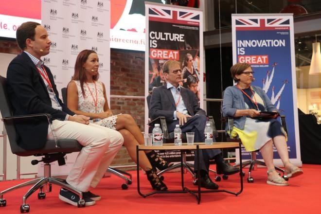 Imperial College Londonin professori Arttu Rajantie, Mahon Digital Marketing Ltd:n toimitusjohtaja Saija Mahon, Iso-Britannian Suomen suurlähettiläs Tom Dodd, ja EU:n parlamentin jäsen Heidi Hautala toivovat Iso-Britannian ja EU:n pysyvän vähintään läheisinä kumppaneina. KUVA: LÄNNEN MEDIA