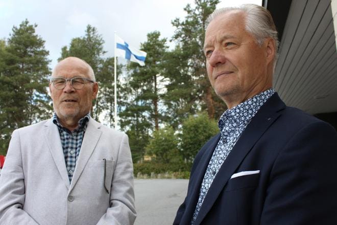 Seppo Eskola (vasemmalla) Espoosta ja Lasse Lappalainen Lahdesta osallistuivat Lumivaara-juhlaan. KUVA: REIJO HEIKKILÄ