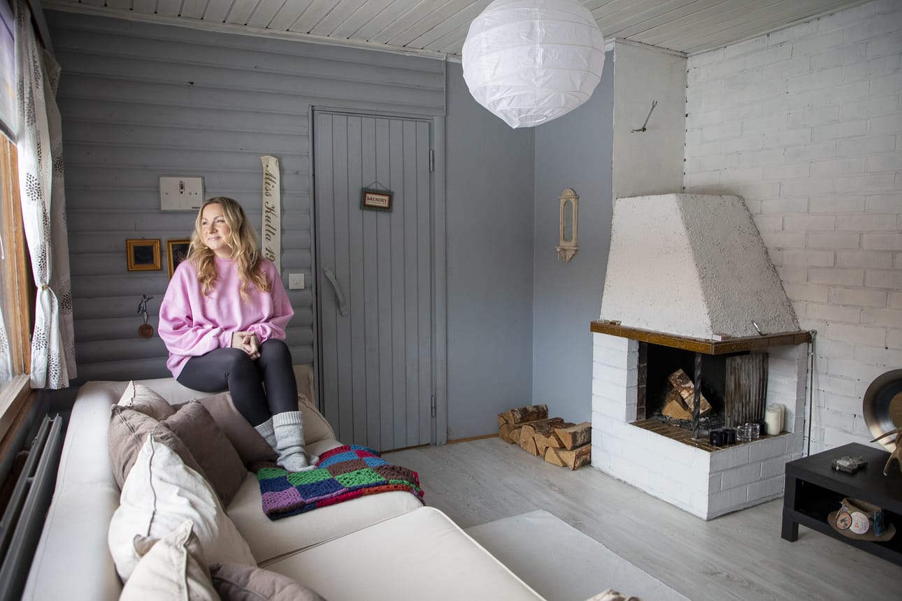 Takkahuoneeseen on erillinen sisäänkäynti. Huoneesta on muotoutunut illanistujaispaikka, kertoo Anne Roth.