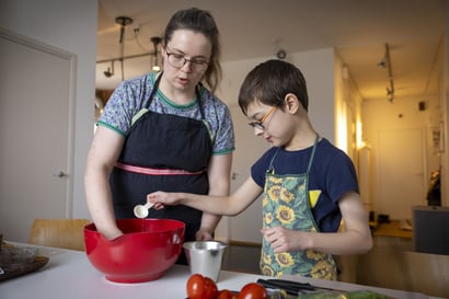 Oululaiset Hänniset kokkaavat läpi kaikki maailman maat aakkosjärjestyksessä – Äidin ja pojan yhteinen harrastus kestää vuosia
