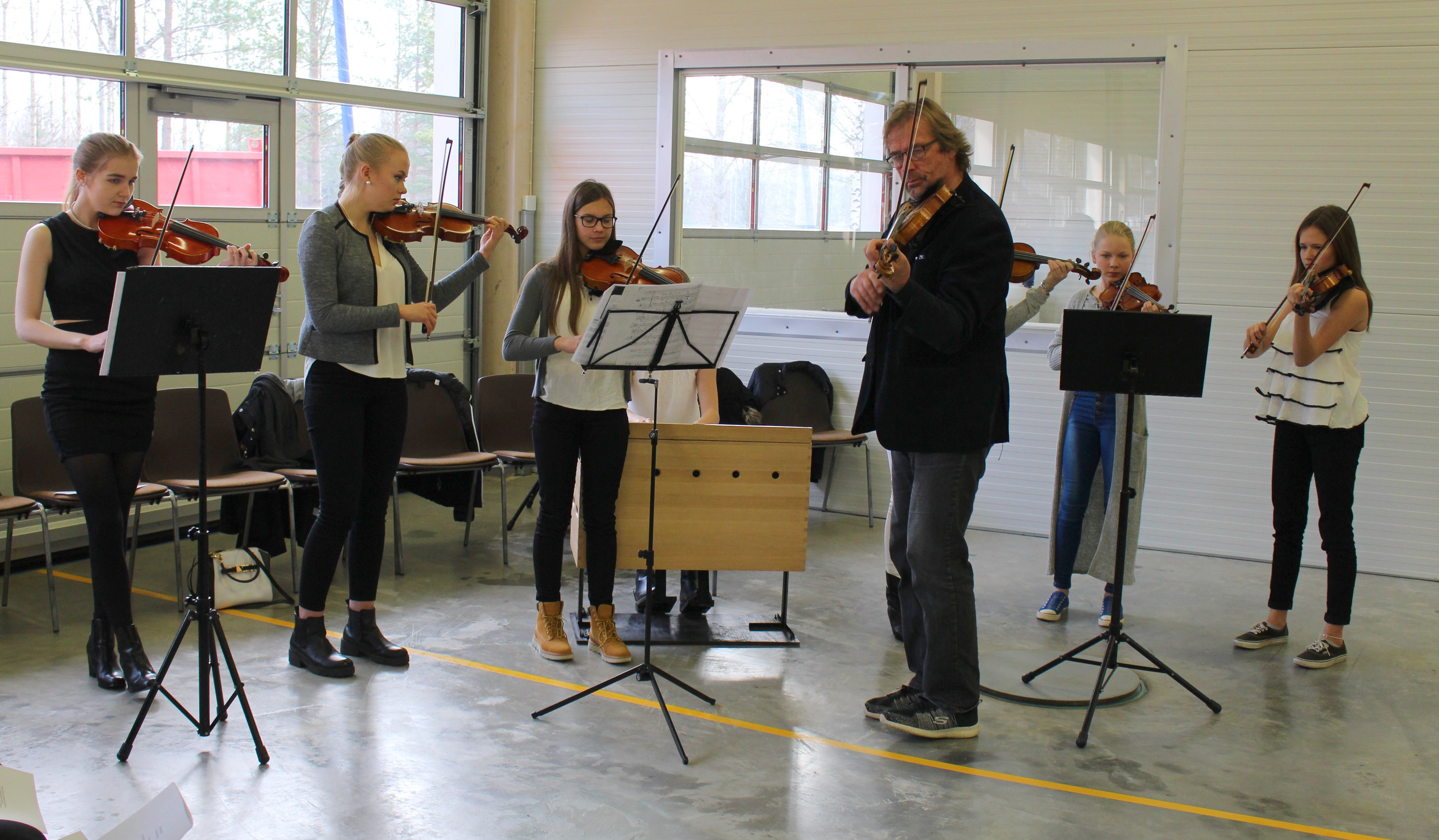 Musiikista juhlassa vastasi haapavetinen Tomteorkestern Timo Hannulan johdolla.