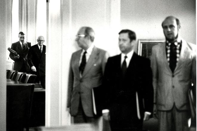 Kun Mauno Koiviston (ensimmäinen vasemmalta) hallitus kokoontui kesän 1981 jälkeen elokuun lopussa ensimmäiseen Helsingissä pidettävään presidentin esittelyyn, Urho Kekkosella oli enää viikko aktiivista työaikaa jäljellä. Presidenttiä odottavat oikeuskansleri Risto Leskinen (keskellä), toinen valtiovarainministeri Mauno Forsman sekä työvoimaministeri Jouko Kajanoja. KUVA: Pressfoto