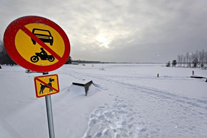 Auto oli lähtenyt ajamaan latua pitkin Kyrkösjärven uimarannan puoleisesta päästä. KUVA: KARI LÖFHJELM