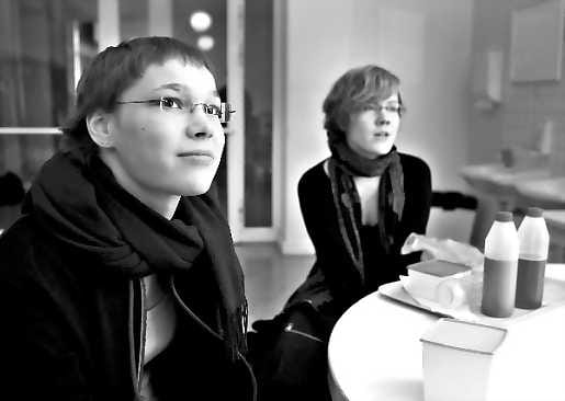 Urakka ohi. Emma Leppälä (vas.) ja Anu Kynkäänniemi kuluttivat reaalikokeen parissa lähes täydet kuusi tuntia.