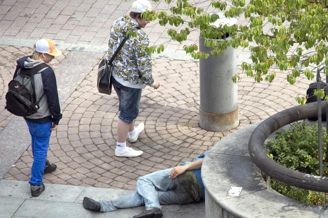 Ihmisroska-puheet saivat Aamulehden Moro-liitteen tarkkailemaan Tampereen Keskustorin elämää muutaman tunnin ajan tavallisena arkipäivänä. Lehden valokuvaaja kuvasi kaikki järjestyshäiriöt. KUVA: Jukka Vuokola
