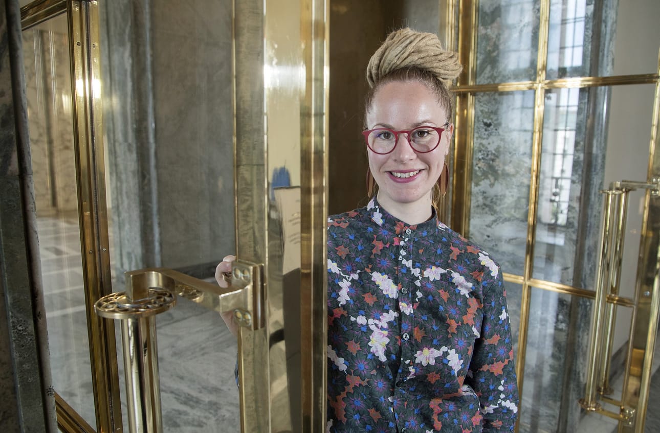 Kansanedustaja Hanna Sarkkinen odottaa lasta.