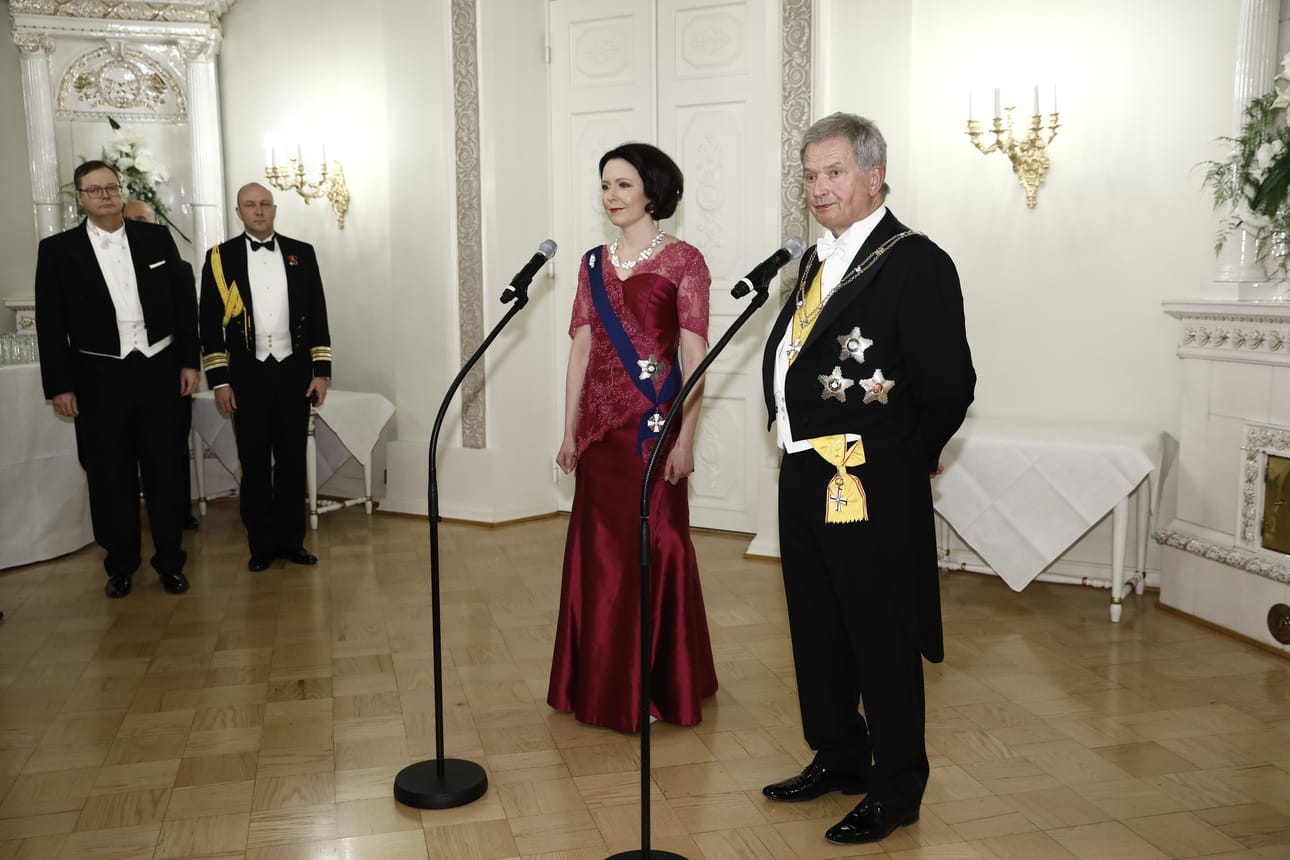 Rouva Jenni Haukion puvussa on käsin helmikirjailtua pitsiä.