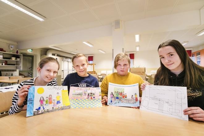 13-vuotias Sara Pohtola ja 12-vuotiaat Nelli Kivineva, Joona Kajaala ja Joonas Kallioväli keksivät hiilinielun koulutunneilla. KUVAT: KRISTA LUOMA