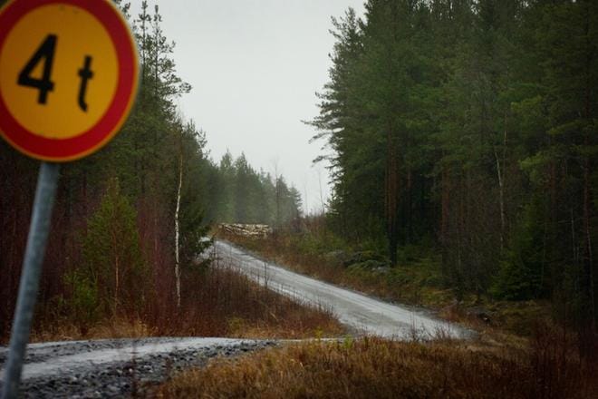 Etelä-Pohjanmaalla on noin 9 800 kilometriä yksityisteitä. Osa tiekunnista on nukuksissa. Suomen metsäkeskuksen hankkeet herättelevät kiinteistöjen omistajia aktivoimaan tiekuntansa ja hyödyntämään perusparannusten korotettua tukea. Arkistokuva.