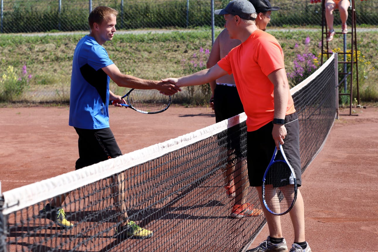 Koivuluodon kentillä pelattiin lauantaina loistavissa olosuhteissa kahdeksan parin voimin Team Tempon tennisturnauksen voitosta.