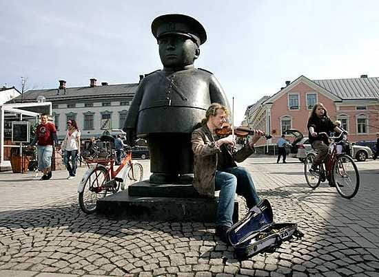 Viulisti Jari Suomalainen näytti sujuvan katusoiton mallia perjantaina torilla. Suomalaisen mukaan soittamaan pitää lähteä hyvällä mielellä ja oikealla asenteella tekemään parhaansa.