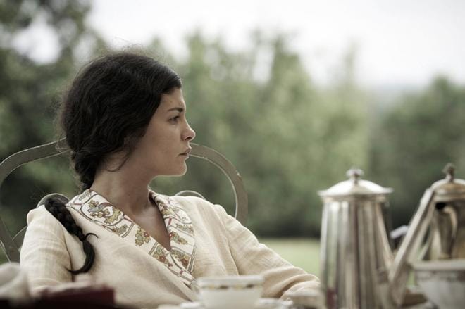 Nuori Thérèse (Audrey Tautou) pyristelee palkintovaimon roolista 1920-luvun Ranskassa. Kuva: Yle Kuvapalvelu