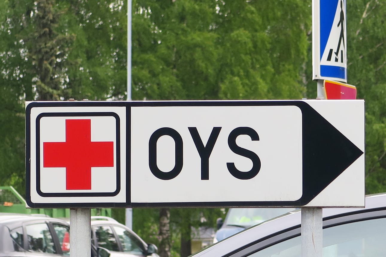 Oysissa noudatetaan THL:n ohjetta hoitohenkilökunnan testaamisesta, johtajaylilääkäri Juha Korpelainen vakuuttaa. – Testit otetaan, kun hoitohenkilökunnalla on akuutin hengitysinfektion oireet ja sen lisäksi altistuminen, hän sanoo.