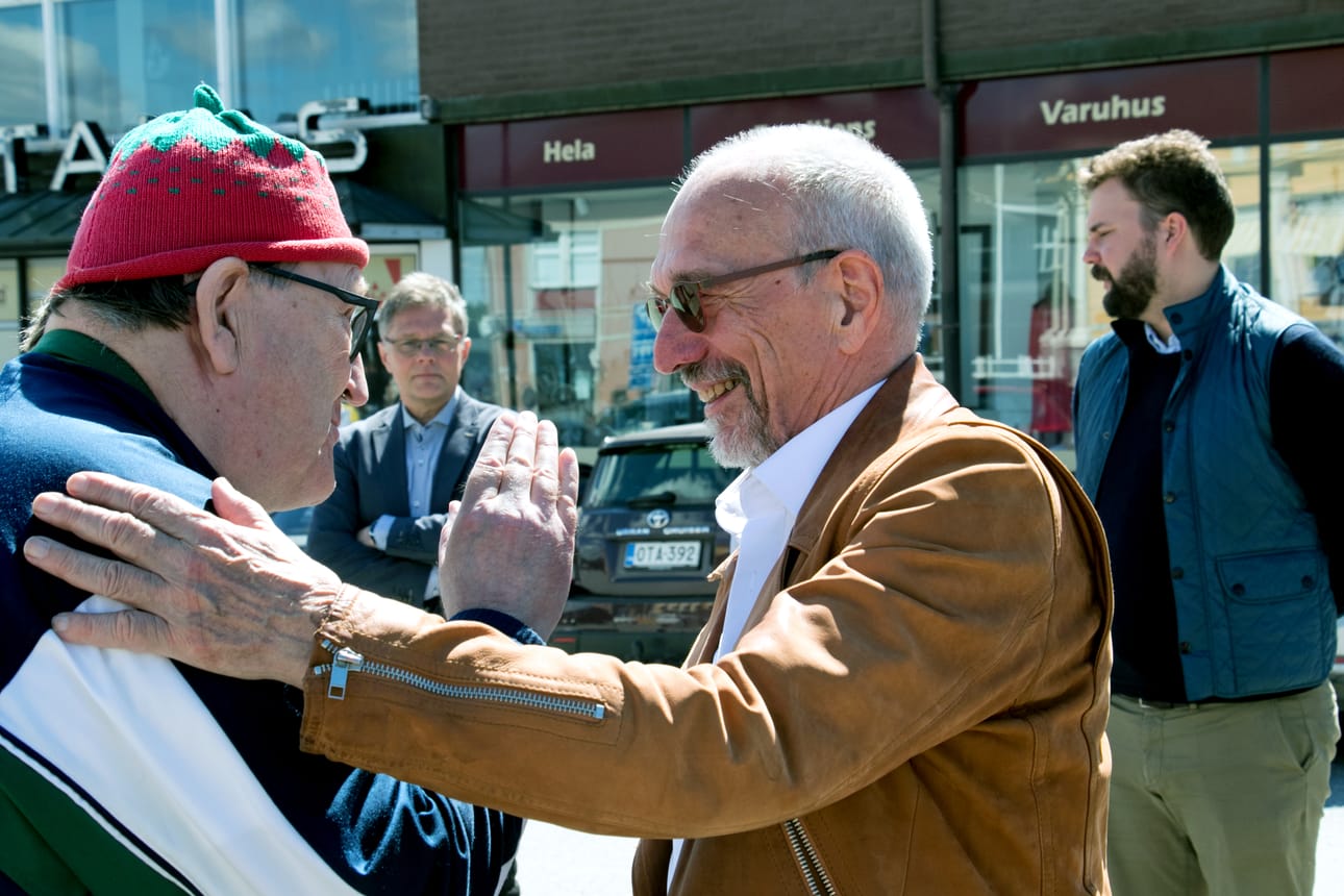 Europarlamentaarikko Nils Torvalds tapasi Kristiinankaupungin torilla perjantaina iltapäivällä väkeä RKP:n järjestämässä toritapahtumassa. Yksi vieraista oli Frej Lassfolk (vasemmalla).