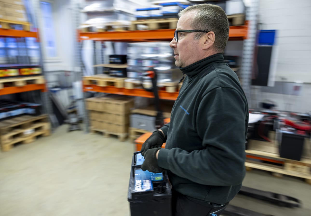 Oulun Akku Oy:n toimitusjohtaja Pasi Lämsä kantaa akkua samalla, kun puhelimet soivat. Hän harmittelee, ettei ole ehtinyt vastata kaikille asiakkaille.