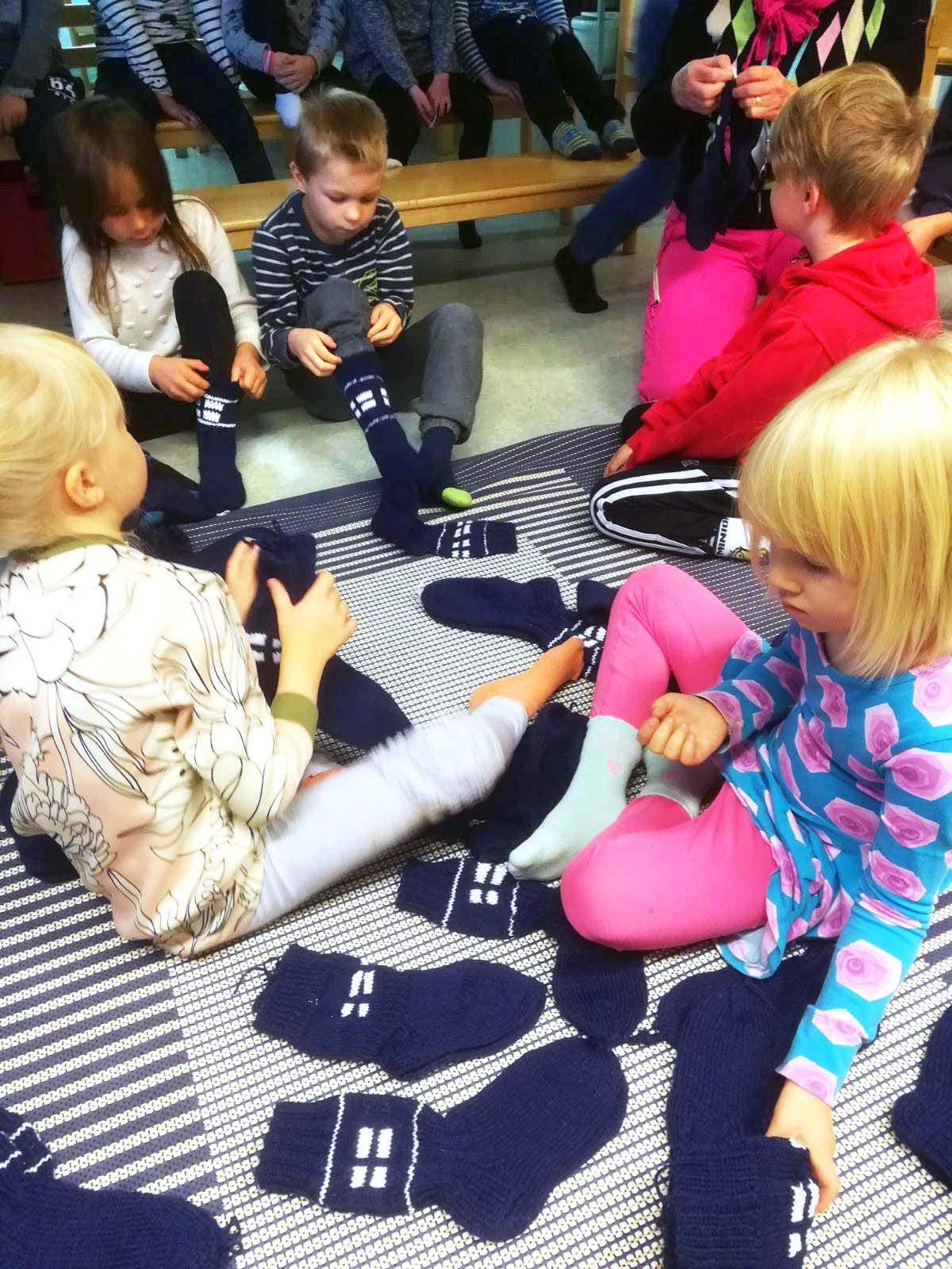 Sukkia teki mieli kokeilla heti jalkaan! Kuva Hanna Knuutinen