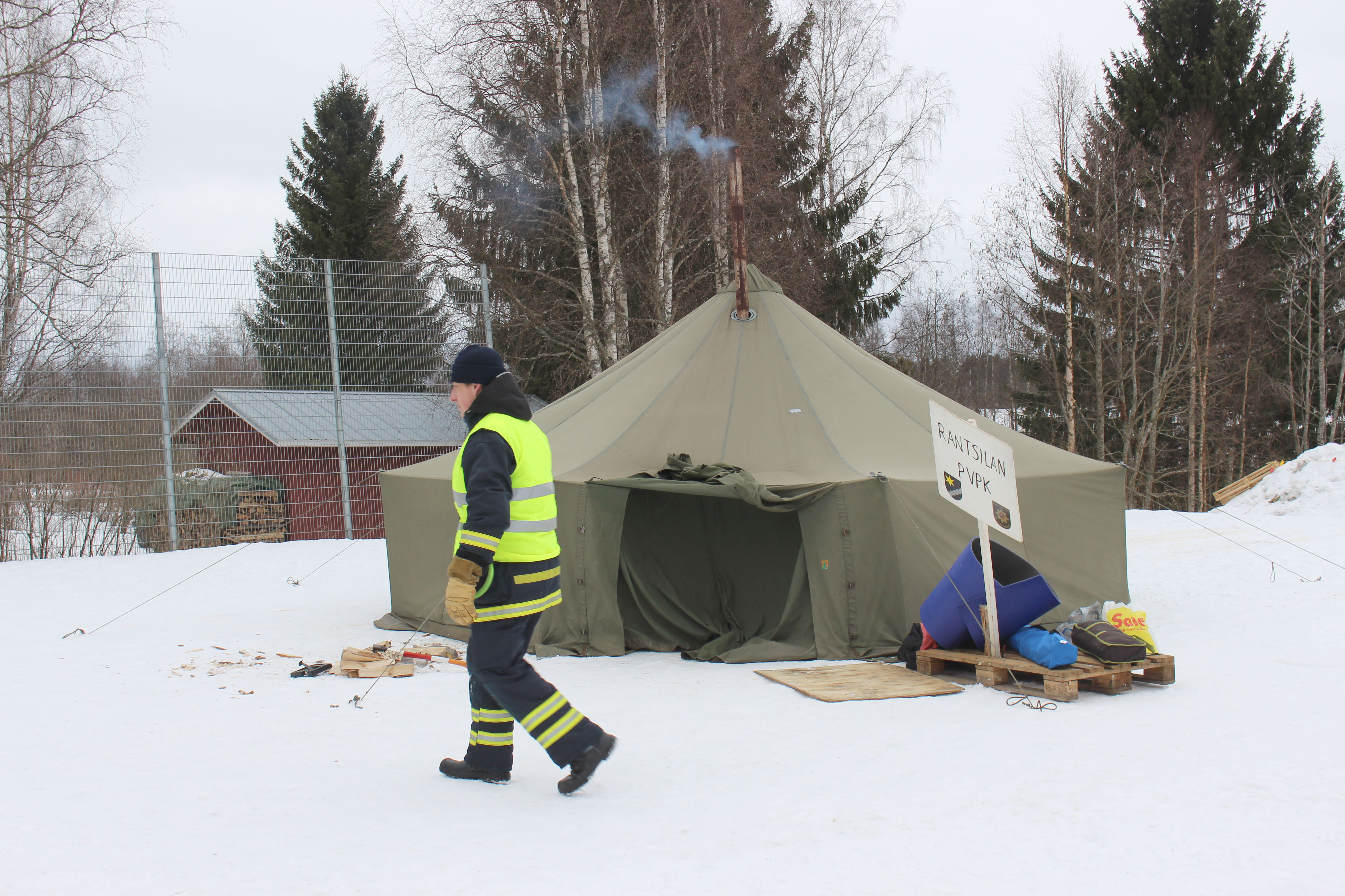 Ruukin osaston Teemu Mustonen vartioi telttakylää.