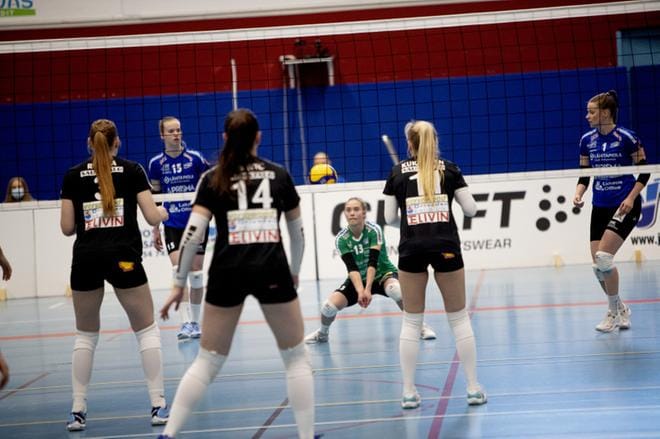 Nurmon Jymy Volley on osoittanut alkukaudella, että se pystyy pelaamaan hyvää lentopalloilua. Laura Penttilä otti liberona syöttöjä vastaan sunnuntaina Oriveden Ponnistusta vastaan. KUVA: JAAKKO ELENIUS