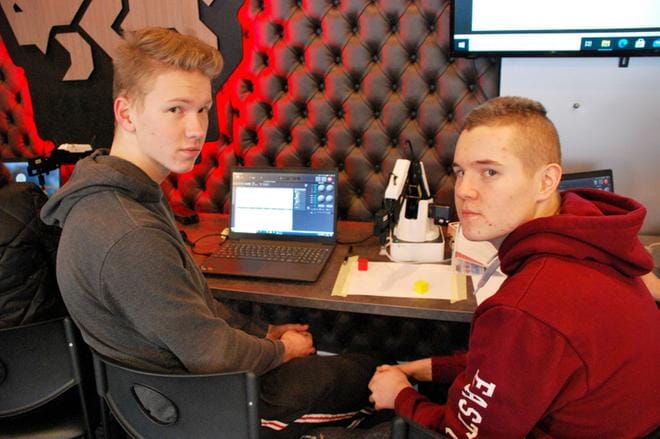Mikko Ojanperä ja Niko Mäki-Mustapää onnistuivat ohjelmoinnissaan. Imukupilla varustettu robottikäsi siirsi palikan pöydällä halutulla tavalla. KUVA: EEVA-LIISA KULJU
