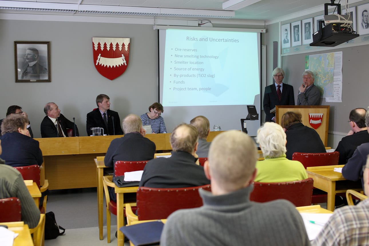 Jan Akkerman ja Aarre Juopperi (puhujanpöntössä) esittelivät kunnanvaltuustolle uuden Mustavaaran toimintakuvioita ja houkuttelivat kunnan mukaan Mustavaaran Kaivos Oy:n vähemmistöosakkaaksi.