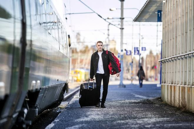 Yhdysvalloista nipin napin viimeiseen lentokoneeseen päässeen Matti Myllyahon viimeinen etappi kotikaupunkiinsa alkoi Seinäjoen rautatieasemalta. Hän vaihtoi junaa maanantaina alkuillasta ja perillä Vaasassa hän oli aikataulun mukaan hieman viiden jälkeen. KUVA: KRISTA LUOMA