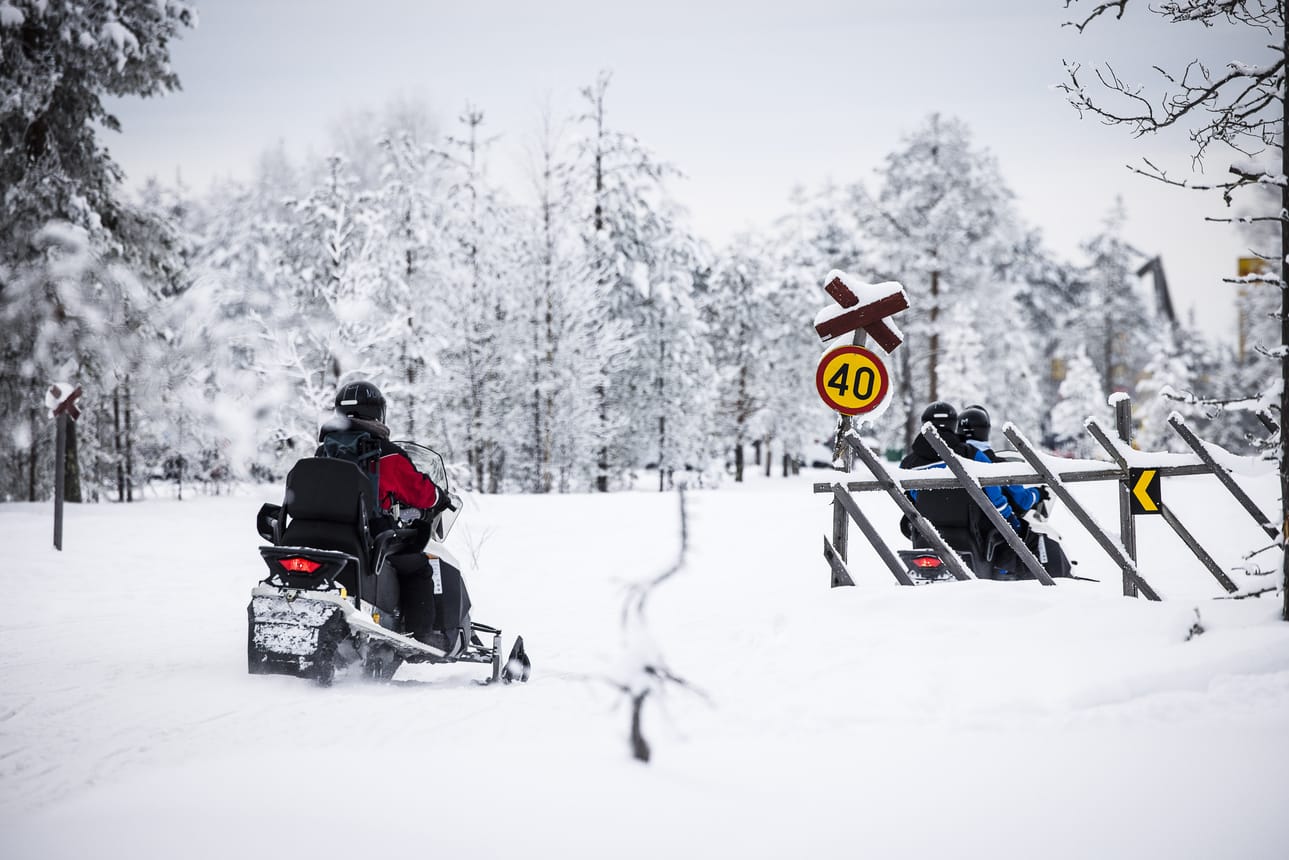 Kuusamossa moottorikelkkareittejä on noin 200 kilometriä ja moottorikelkkauria noin 400 kilometriä.