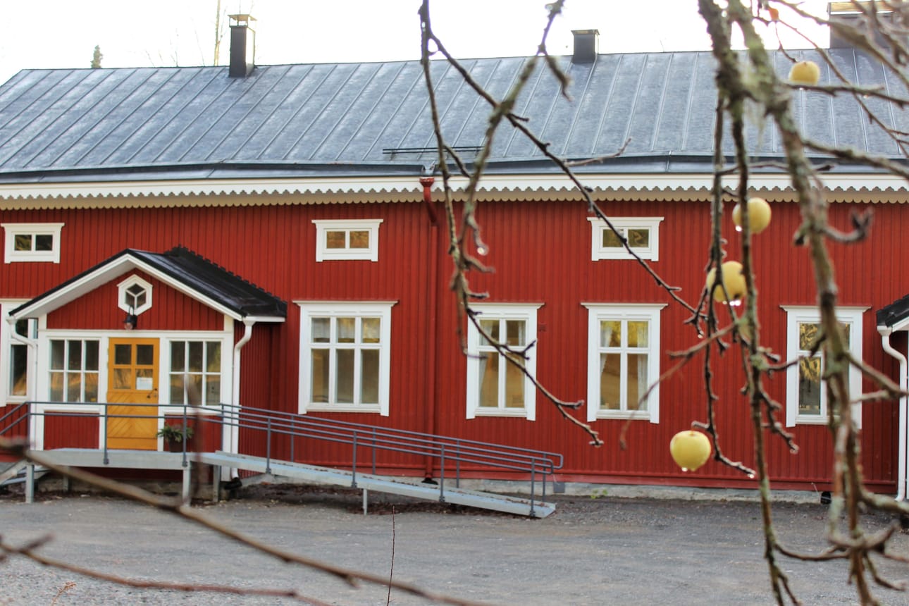 Karijoen seurakunnan kanslia on remontoidussa pappilassa. Karijoelle toivotaan jäävän jonkinlainen seurakuntatoimisto palvelupisteeksi.