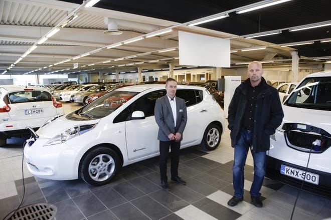 Lähdemäen autoliikkeen Jani Haavisto ja Jouni Vuorenmaa Vaasan kaupungilta esittelivät uusia autoja tiistaina. Kuva: Samppa Toivonen