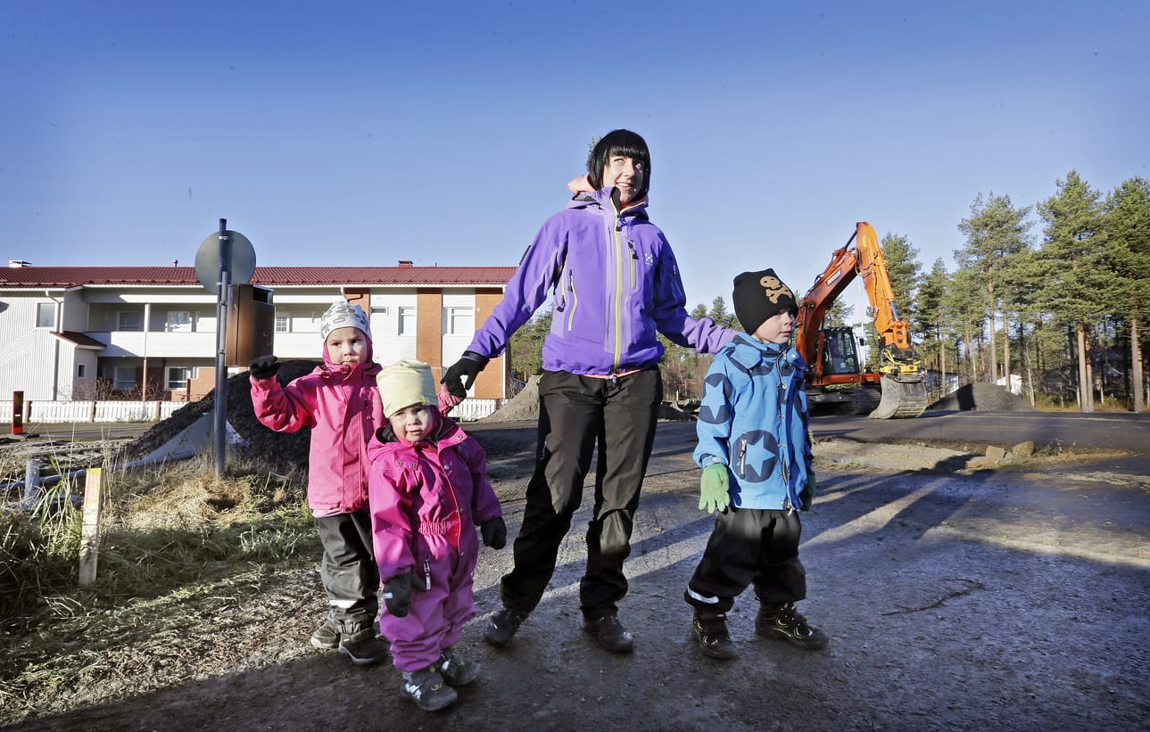 Jääliläinen Eeva Keltakangas käy lapsiensa Neela, Elle ja Jaajo Marjetan kanssa katsomassa Laivakankaan kiertoliittymän työmaata ja -koneita päivittäin. Hänen mielestään liikenneturvallisuuden parantaminen on paikallaan, sillä lähiympäristössä sijaitsee kaksi koulua ja päiväkoti.