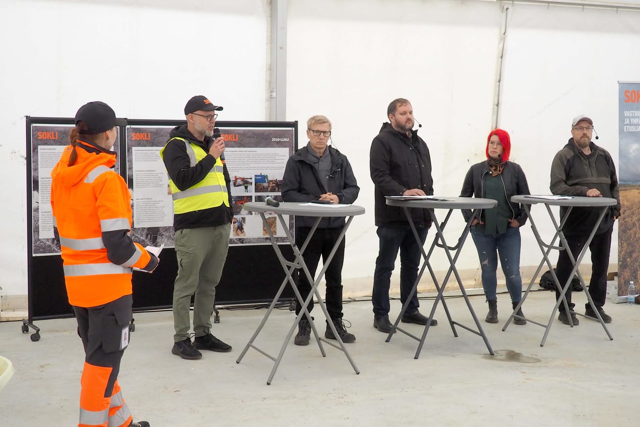Soklin avoimet ovet Paneelikeskustelua veti Sokli oy:n kehityspäällikkö Miia Mikkonen ja osallistujat Suomen Malmijalostus oy:n toimitusjohtaja Matti Hietanen (vas.), GTK:n pääjohtaja Kimmo Tiilikainen, Savukosken kunnanjohtaja Antti Mulari, projektipäällikkö Ida Paaso Lapin liitosta ja Kemin-Sompion paliskunnan poroisäntä Mika Kavakka.