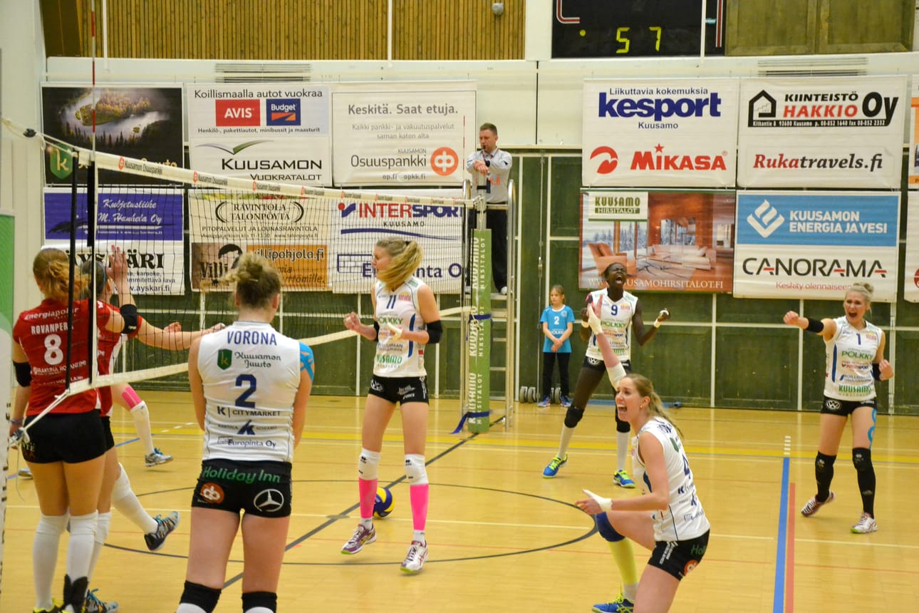 Pölkky Kuusamon pelaajilla oli aihetta iloon sunnuntai-illan lentopallo-ottelussa.
