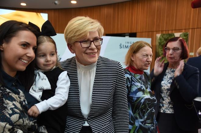Ingrida Šimonyten vaalitilaisuudessa kannattajat jonottivat päästäkseen kuvaan ehdokkaan kanssa. KUVA: Markus Kuokkanen