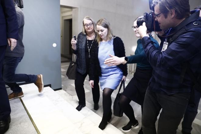 Keskustan puheenjohtaja Katri Kulmuni saapui eduskuntaryhmän kokoukseen jännitteisissä tunnelmissa. KUVA: Joel Maisalmi