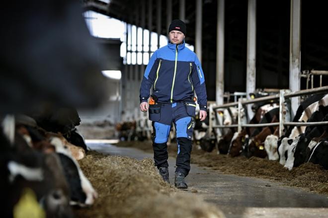 Maatalousyrittäjä Antero Ristimäki arveli, että vasta jokin iso katastrofi saa suomalaiset arvostamaan kotimaista ruuantuotantoa. Korona ei ainakaan se katastrofi ole hänestä ollut. KUVAT: TOMI KOSONEN