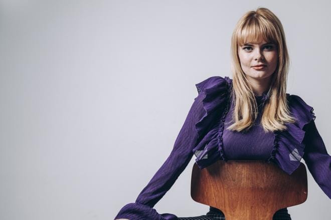 Erika Vikman laulaa laivakeikoilla niin iskelmä-, latino- kuin discohittejäkin. Seuraavaksi luvassa on jotakin kohauttavaa, Vikmanin sanojen mukaan ”piilopervoa”.