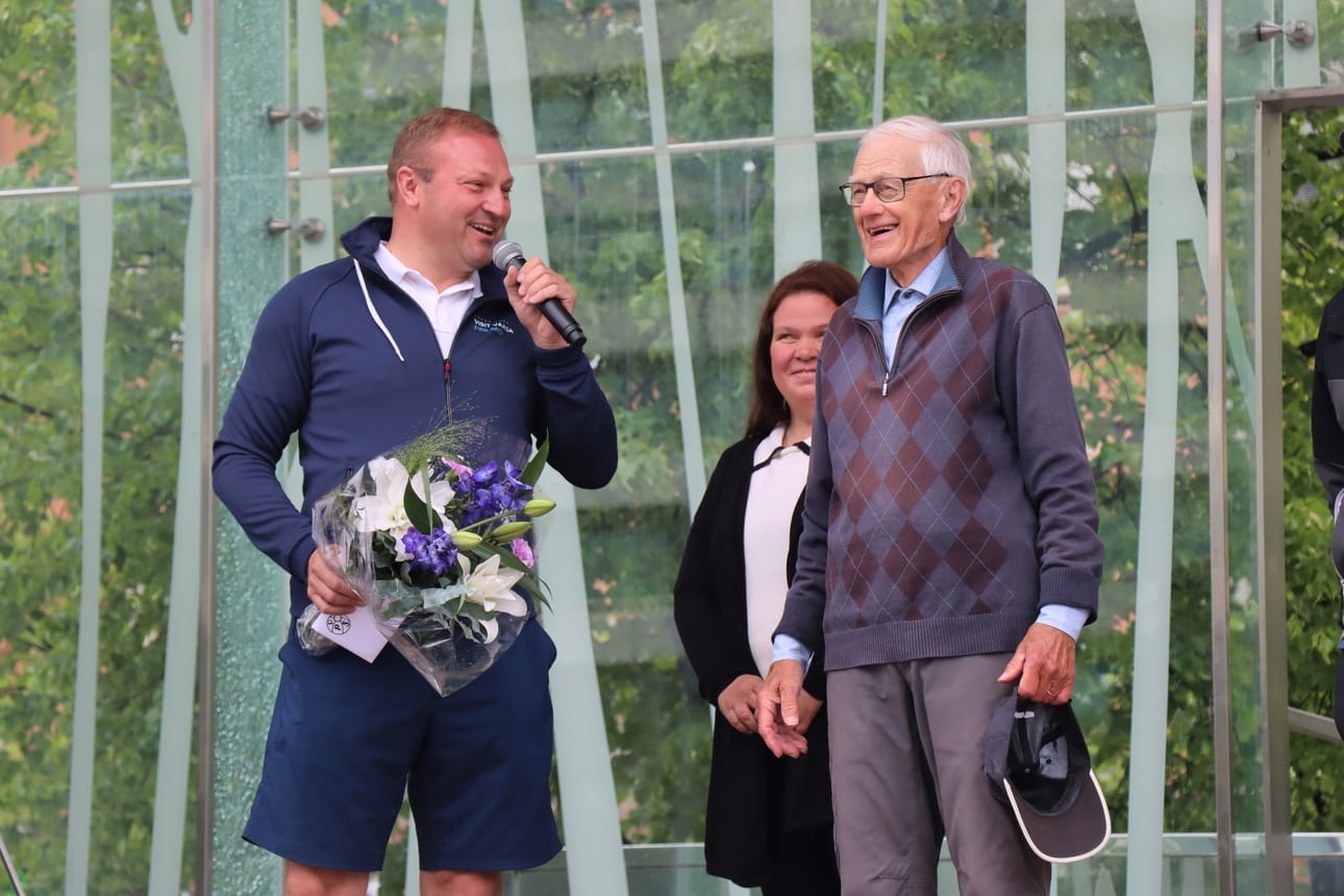 Iloisesti yllättynyt David Isaksson haettiin Vaasan torilavalle vastaanottamaan muistamista 60-vuotisesta urasta. Vasemmalla Max Jansson ja taustalla Pia Ingo.