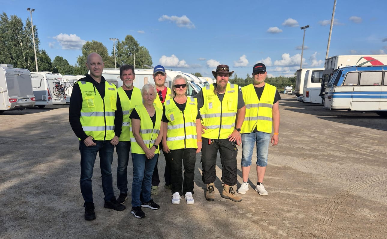 Yhteiskuvaan ennätti messuviikonlopun perjantaina osa MC Club Härmän väestä. Klubin leirintäalueella työn touhussa olivat Kari Myllykoski, Pentti Hautala, Anne Ylipelkonen, Jarmo Luhtala, Katariina Alaranta, Asko Peltola ja Harri Kalliokoski. Hän on yksi yhdistyksen perustajajäsenistä.