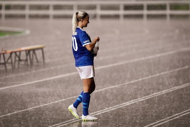 Maija Tapaninen ja muut pelaajat siirtyivät välillä sateensuojaan. KUVA: SAMPPA TOIVONEN