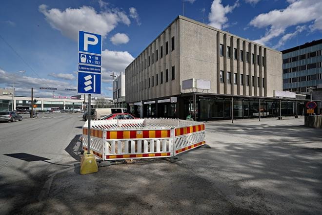 Ravintoloiden määrä lisääntyy Seinäjoen ydinkeskustassa. Taustalla näkyvässä talossa avaa kesän mittaan kaksi uutta. Pysäköinnin kehittäminen tukisi asiakasvirtoja. Vinoparkkien lisääminen on yksi keino.